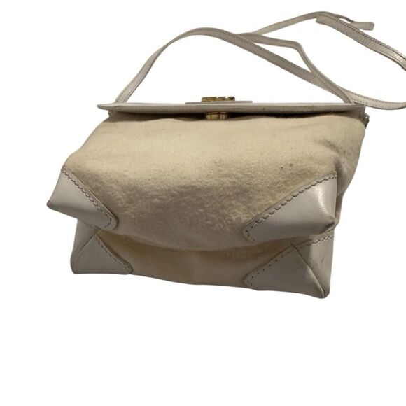 Gucci Cream Crossbody Mini Bag with Flap Closure - Picture 6 of 13